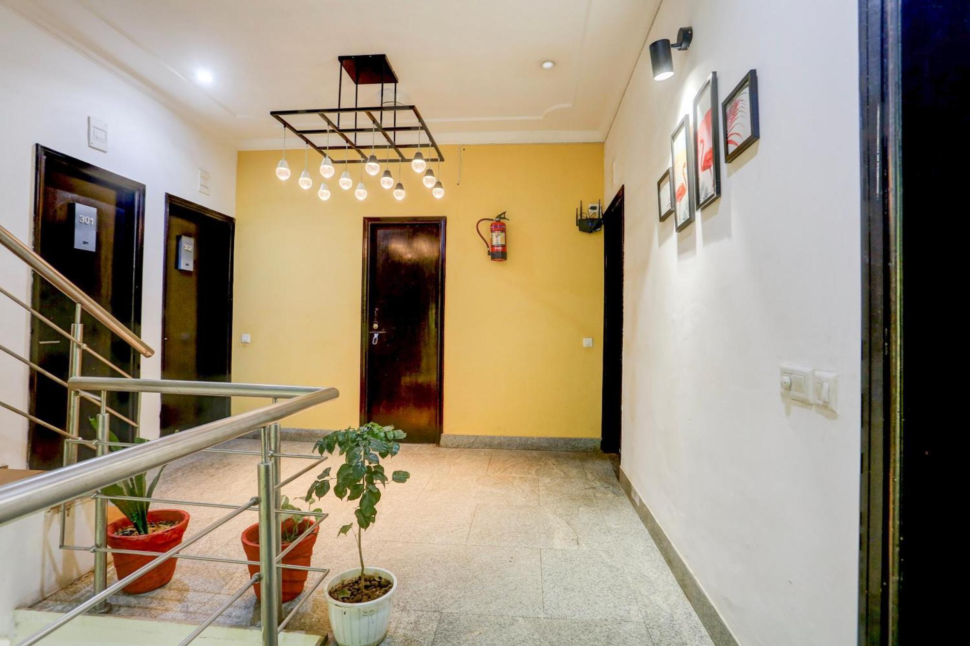 גורגאון Super Townhouse Sushant Lok Phase 1 Formerly Hotel Neven מראה חיצוני תמונה